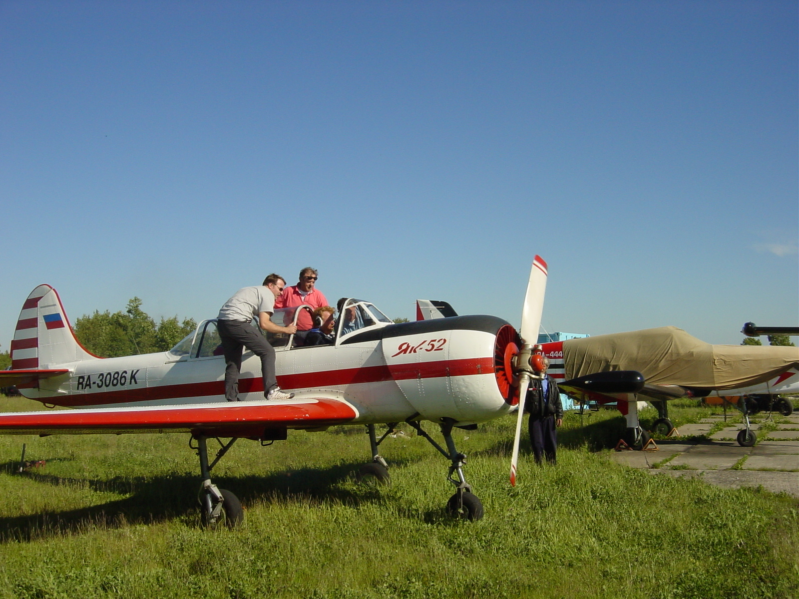 RussiaYak-52 Mi-2 L-39 Stupino Moscow E. VERHELLEN June 2004. 220.jpg