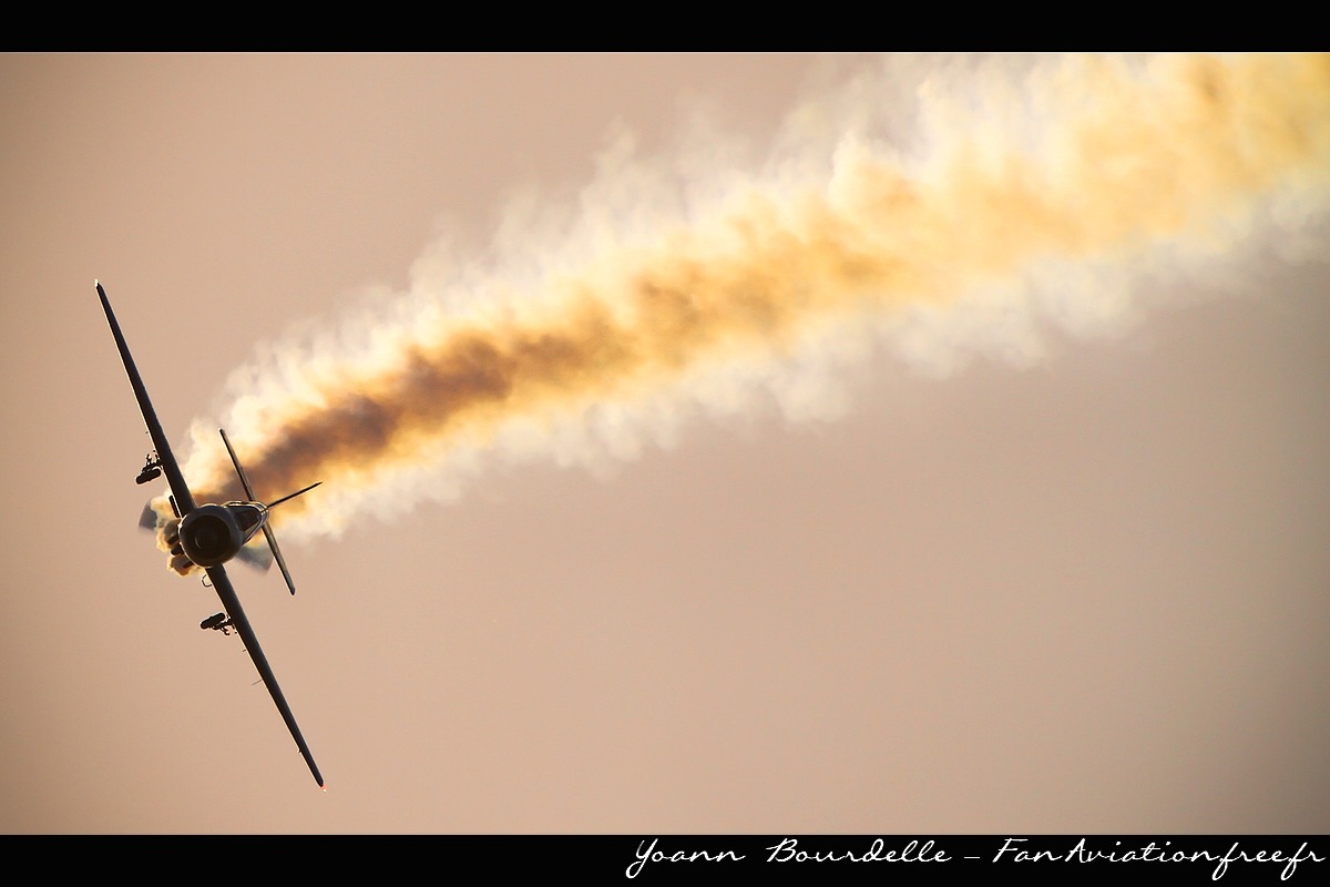 Yak-52 Lens Airshow 2012 - Pilote Etienne Verhellen.jpg